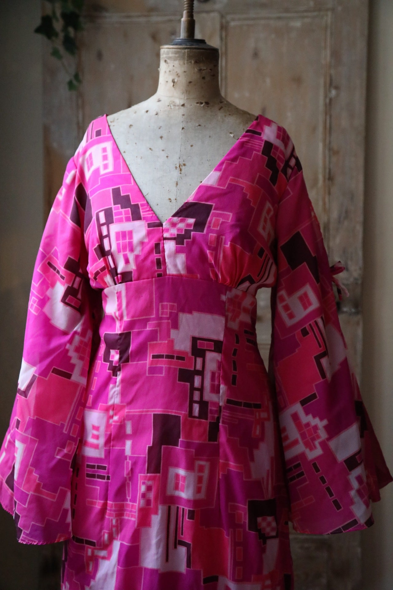 Vintage 1970s bold maxi dress pink - balloon sleeve - abstract print