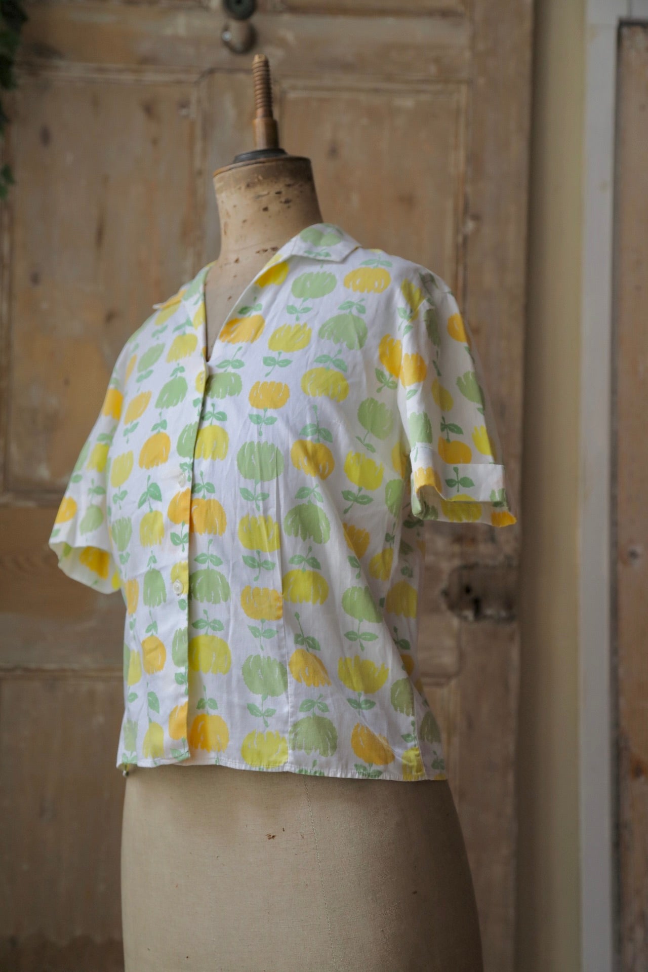 vintage late 1950s early 1960s novelty print cotton fruit blouse button down