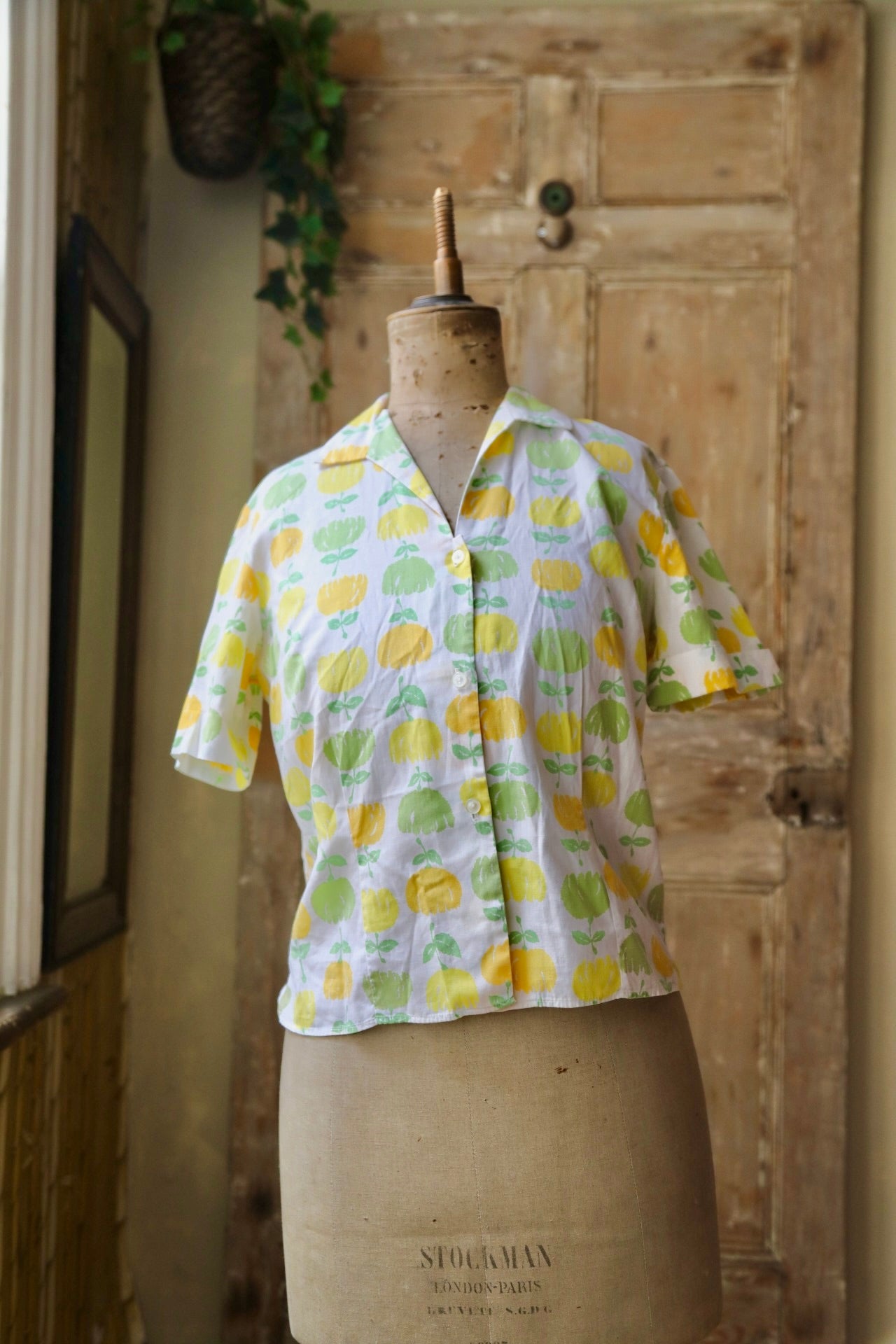 vintage late 1950s early 1960s novelty print cotton fruit blouse button down