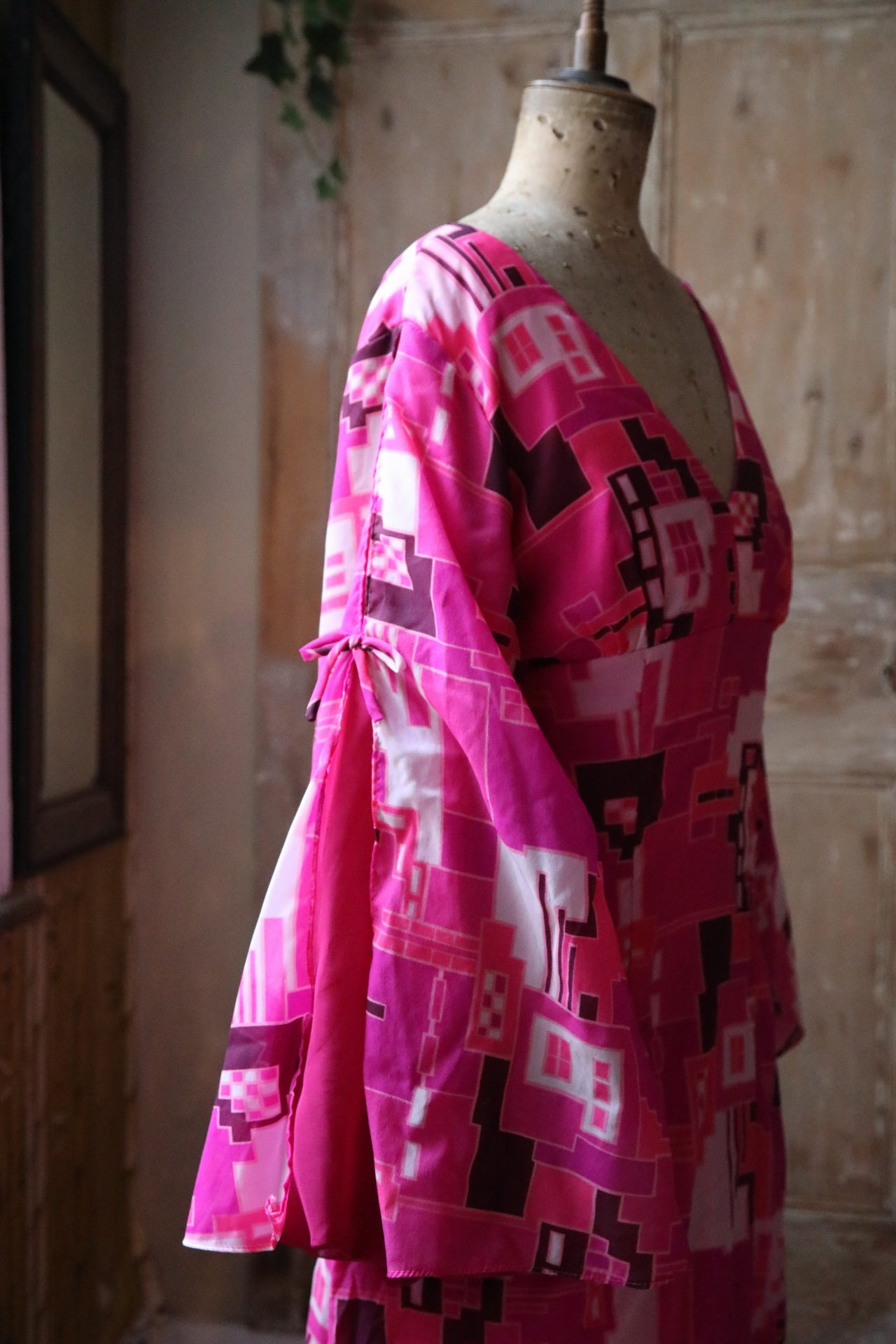 Vintage 1970s bold maxi dress pink - balloon sleeve - abstract print