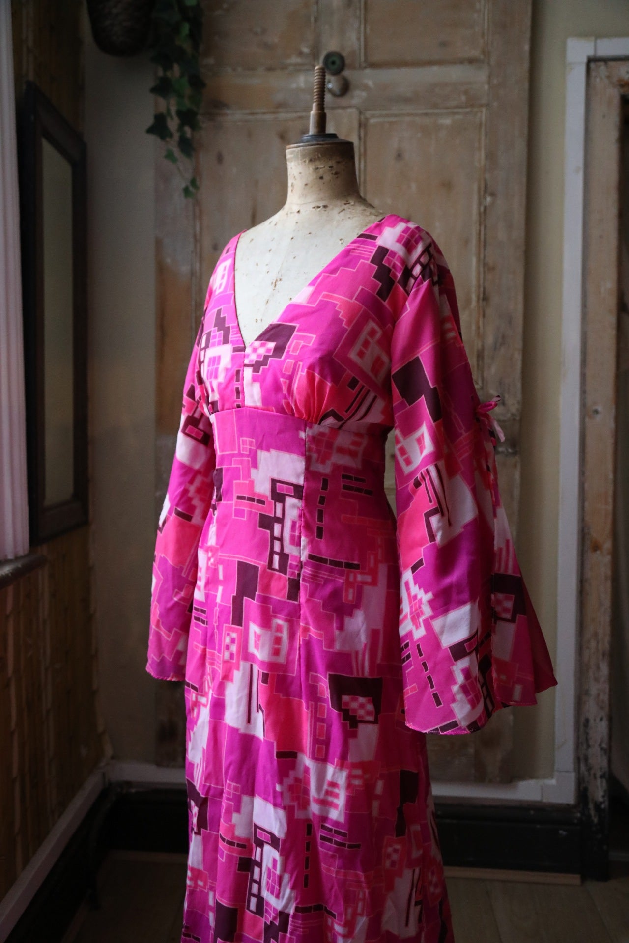 Vintage 1970s bold maxi dress pink - balloon sleeve - abstract print