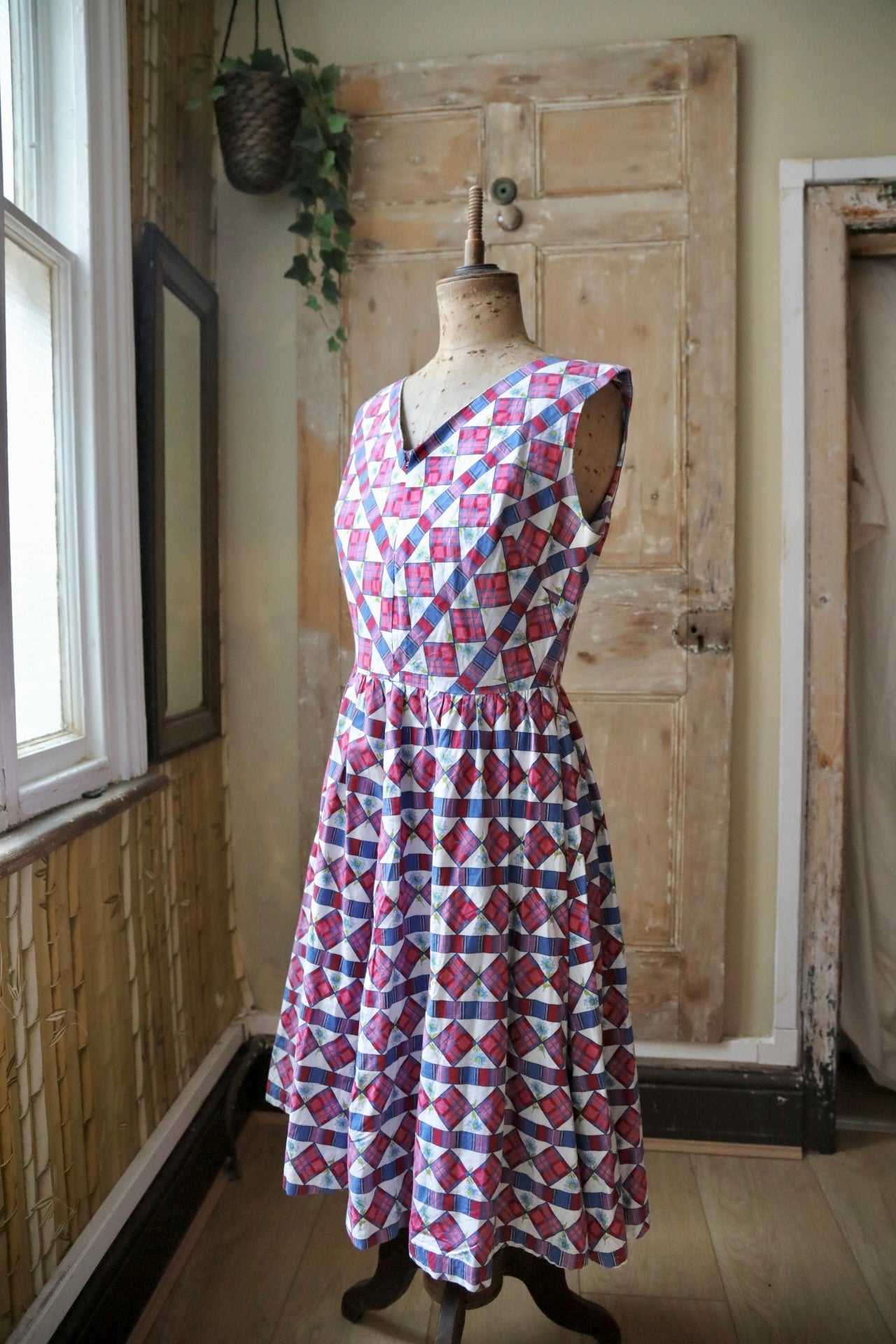 Vintage 1950s cotton floral print day dress by Continentals uk 12 - 100% cotton