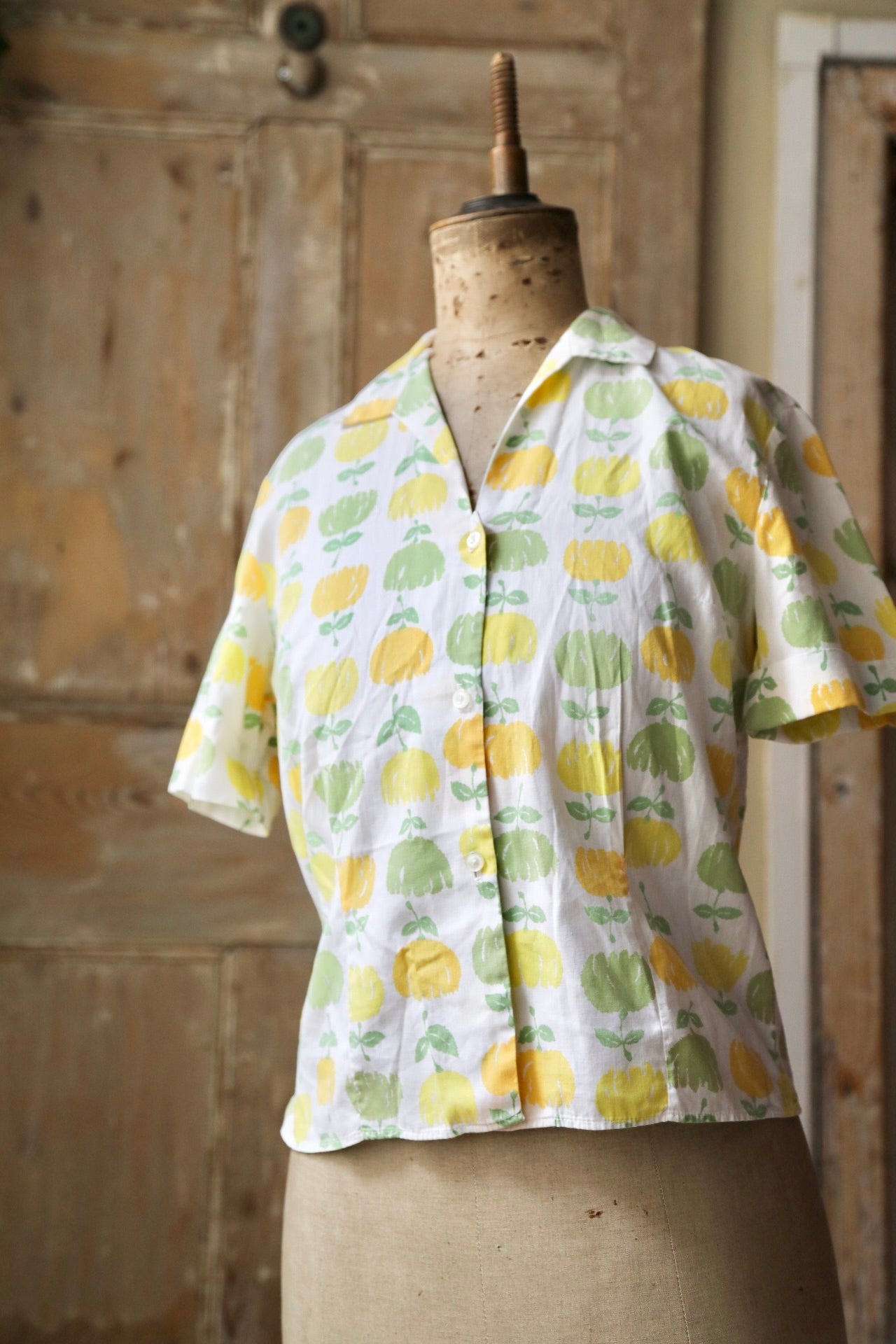 vintage late 1950s early 1960s novelty print cotton fruit blouse button down