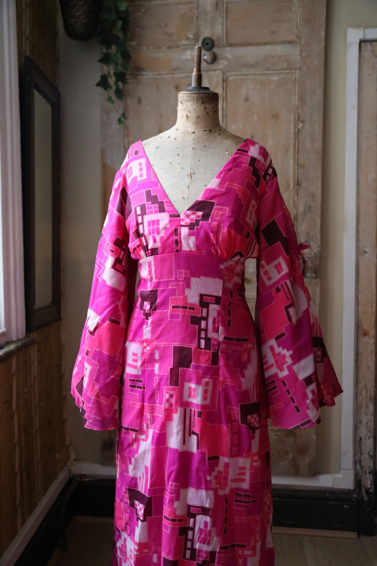 Vintage 1970s bold maxi dress pink - balloon sleeve - abstract print