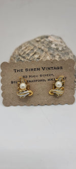 Load image into Gallery viewer, Vintage 1950s Damascene sweet little clip on earrings
