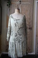 Load image into Gallery viewer, Vintage 1990s Silk &amp; Velvet Devoré Top – Sage Green Bohemian – Praechtig Berlin
