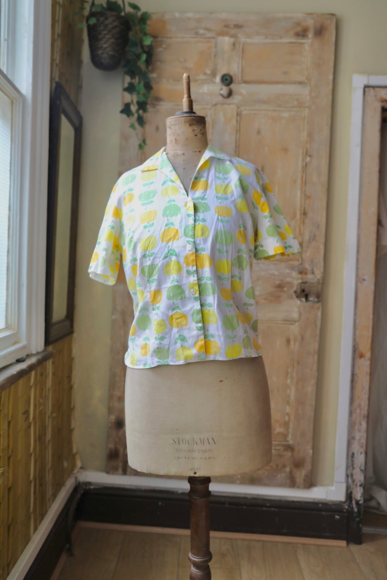 vintage late 1950s early 1960s novelty print cotton fruit blouse button down