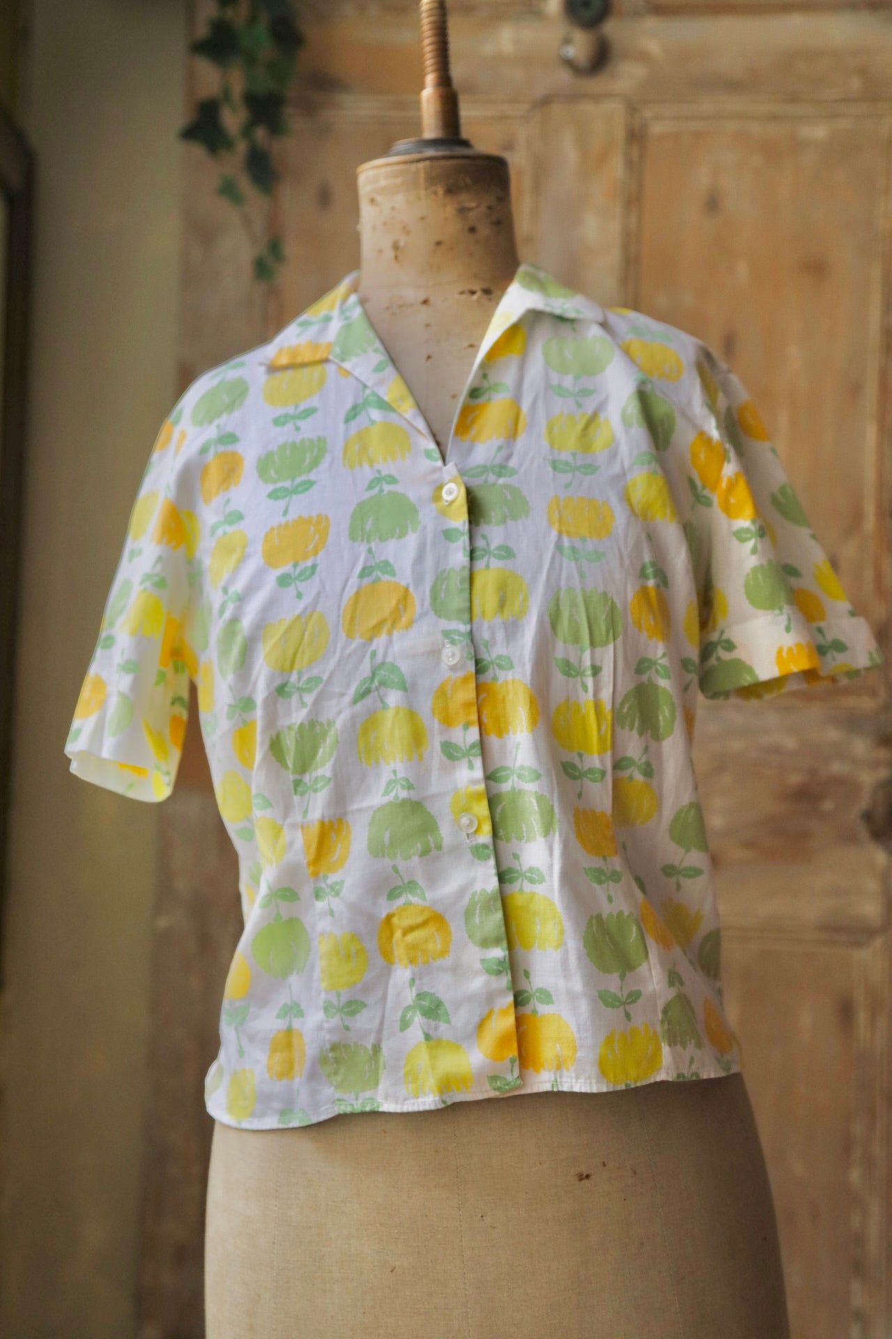 vintage late 1950s early 1960s novelty print cotton fruit blouse button down